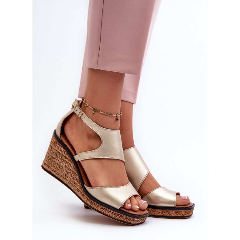 Sandálias femininas de couro com cunha Maciejka 06657-25 douradas dourado 2