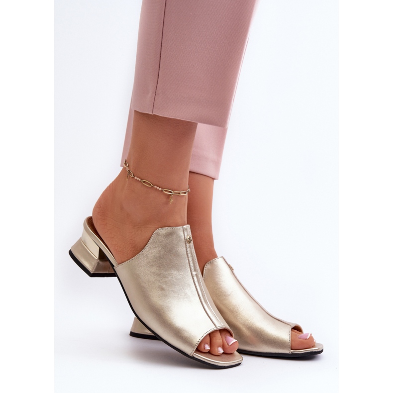 Chinelos femininos elegantes feitos de couro natural com salto baixo Maciejka 06360-25 dourado 2