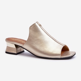 Chinelos femininos elegantes feitos de couro natural com salto baixo Maciejka 06360-25 dourado 1