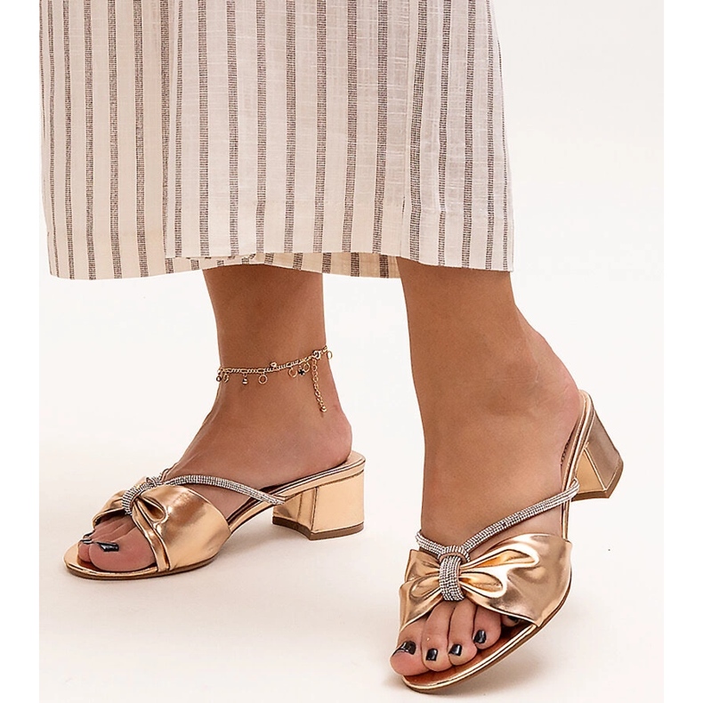 Mules de salto alto decorados com zircões Anbrani dourado 1