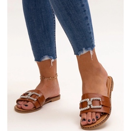 Chinelos marrons com fivela decorativa Rochaela marrom 1