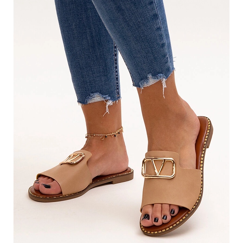 Chinelos bege com fivela Mariza 1