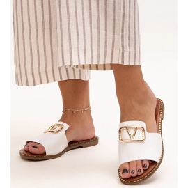 Chinelos brancos com fivela Mariza 1