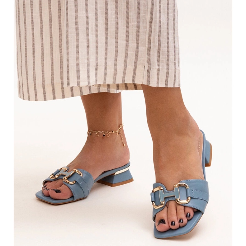 Chinelos de salto baixo com fivela Luara decorativa azul 1