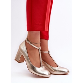 Sapatos dourados de couro ecológico com salto alto 2