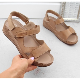 Sandálias femininas confortáveis ​​de couro com cunha, bege Helios 138.07 1