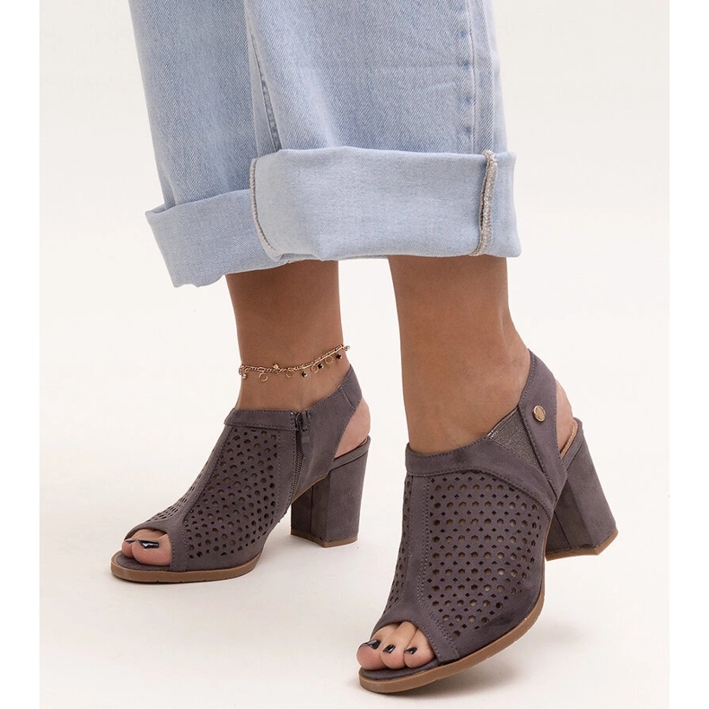 Evento Sandálias perfuradas de salto alto com palmilha Heilma de couro cinza 1
