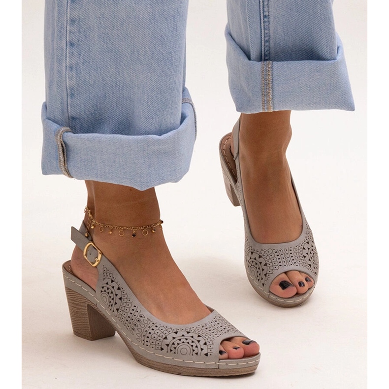 Evento Sandálias de salto alto cinza com aberturas da Riessen 1