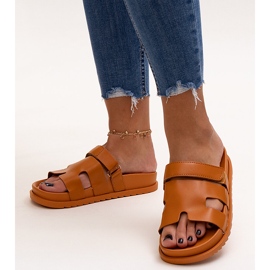 Chinelos de velcro marrons da Kassis castanho 1