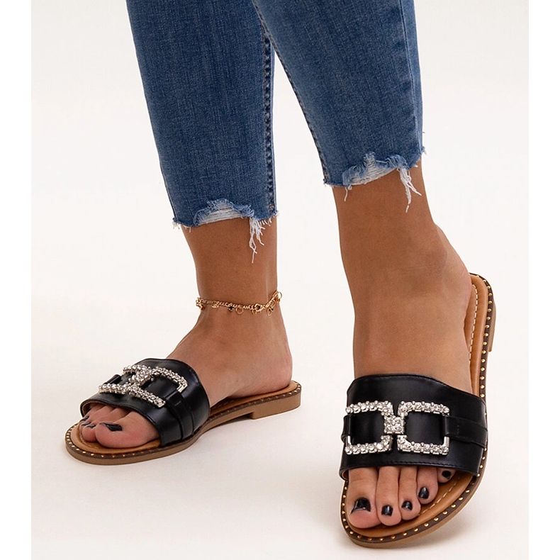 Chinelos pretos com fivela decorativa Rochaela 1