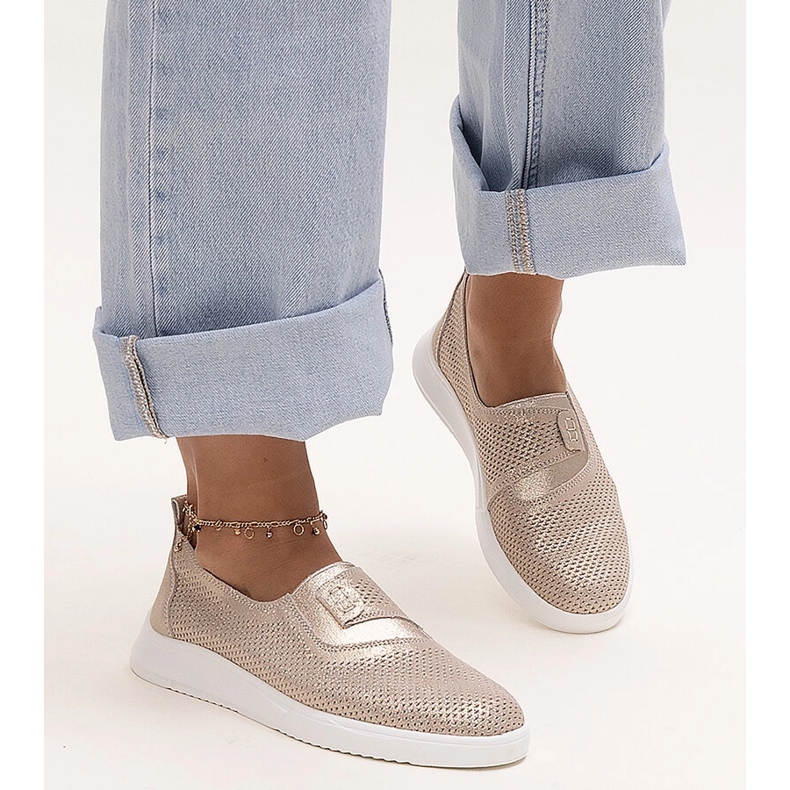 Tênis Ethels de couro perfurado dourado 1