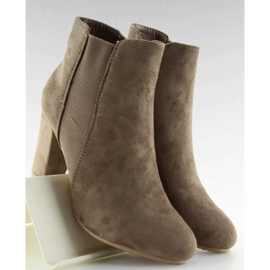 Botas isoladas nos saltos bege caqui 1