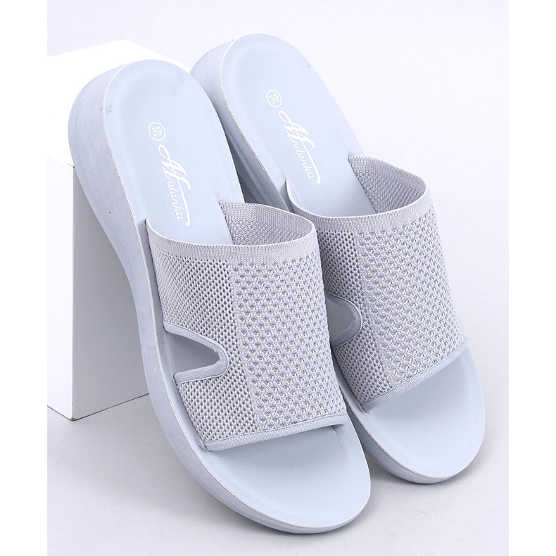 Chinelos macios Herves Grey com aberturas cinza 1 Chinelos macios Herves Grey com aberturas cinza 1