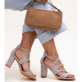 Sandálias cinza de salto alto com palmilha Yanick de couro 1