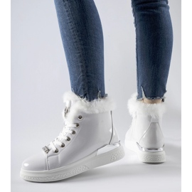 Tênis branco envernizado com pele da Fiemme 1