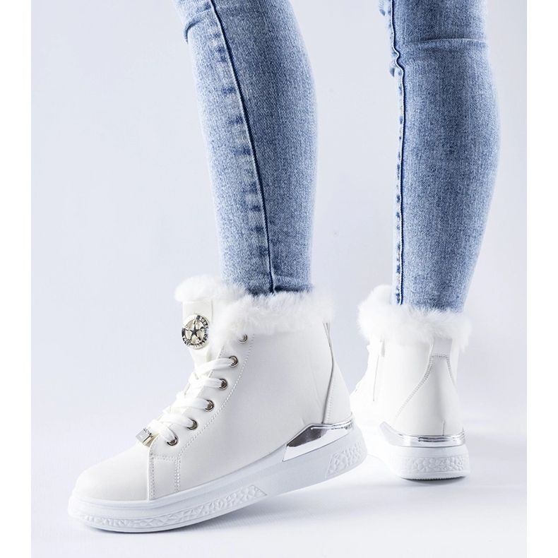 Tênis branco com pelo da Fiemme 2