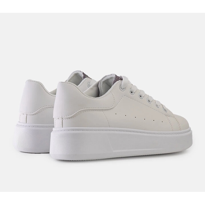 Tênis branco com decoração Asmait atraente 1