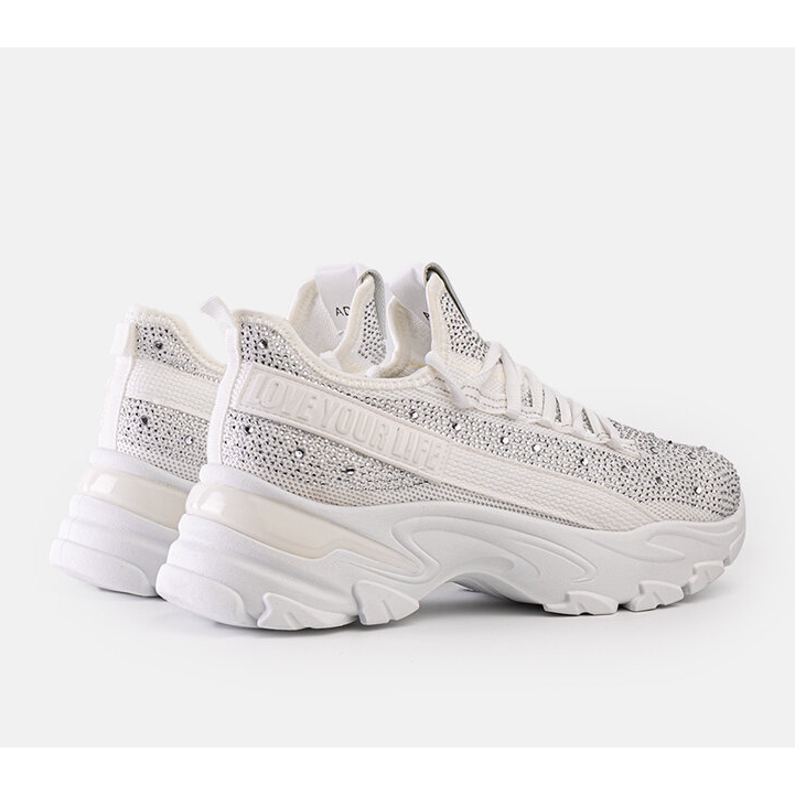 Tênis branco brilhante com sola Senai enorme 1