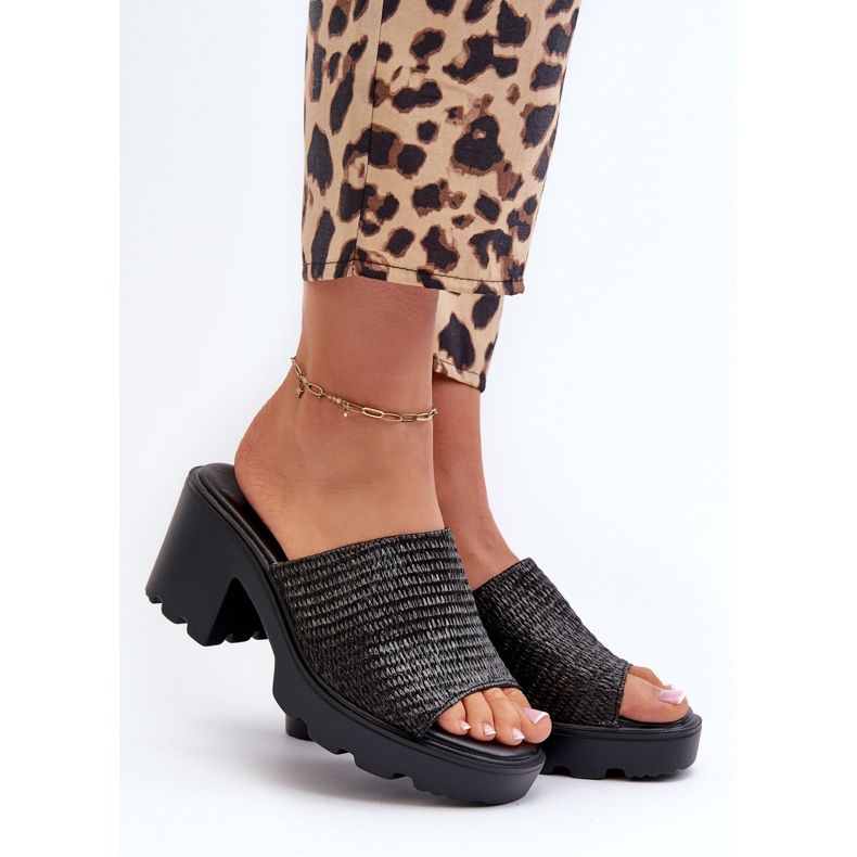 Chinelos femininos pretos trançados Titantha com salto alto 2