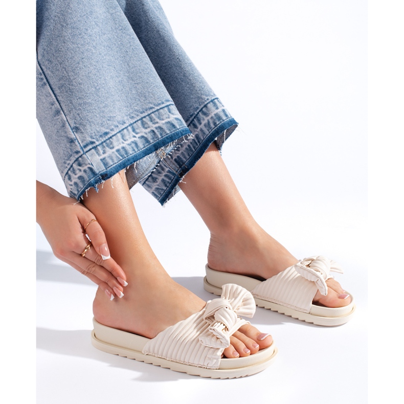 Chinelos bege com laço 1