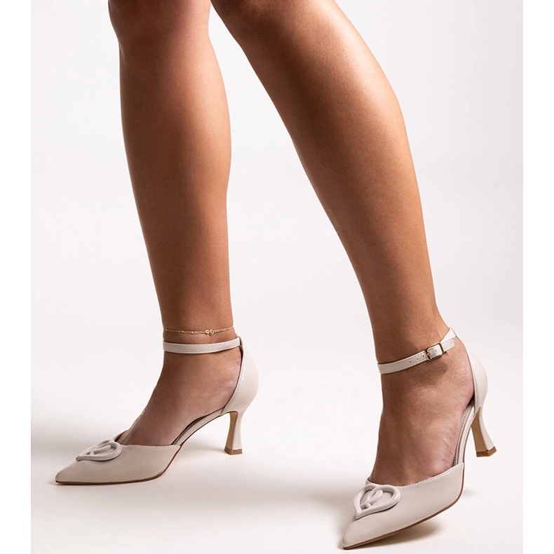 Sapatos com aplicação de couro e salto agulha Wasema baixo bege 1 Sapatos com aplicação de couro e salto agulha Wasema baixo bege 1