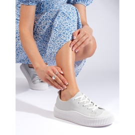 Tênis feminino cinza confeccionado em couro ecológico 2