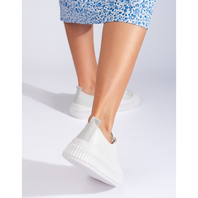 Tênis feminino cinza confeccionado em couro ecológico 1