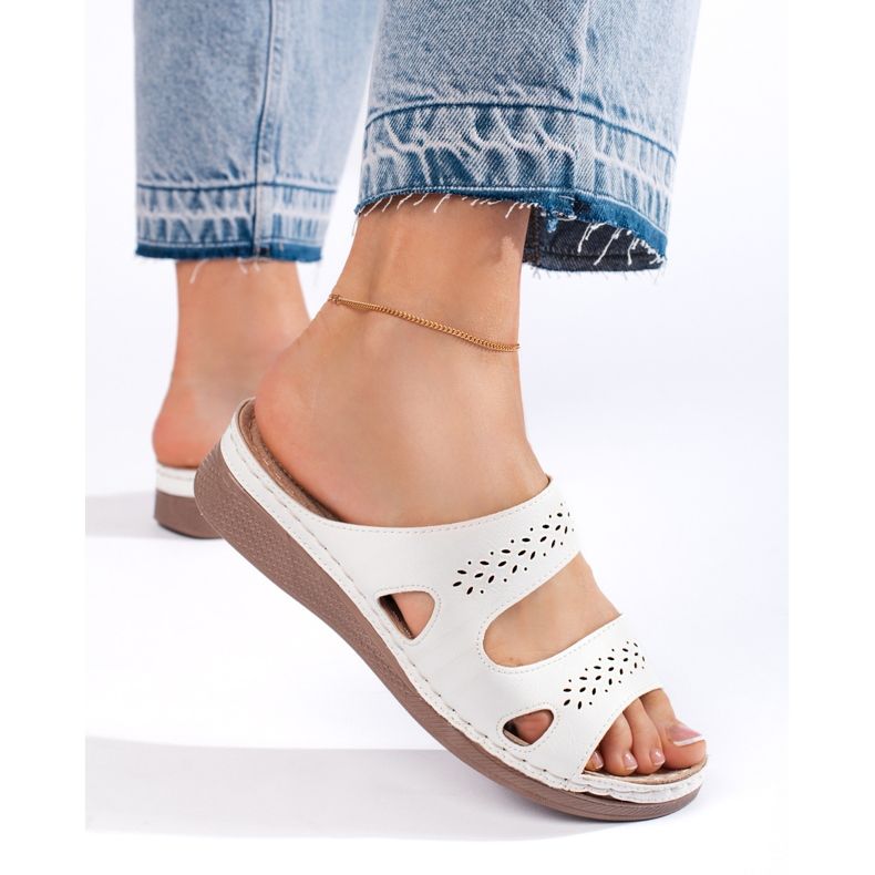 Chinelos femininos brancos confortáveis 1