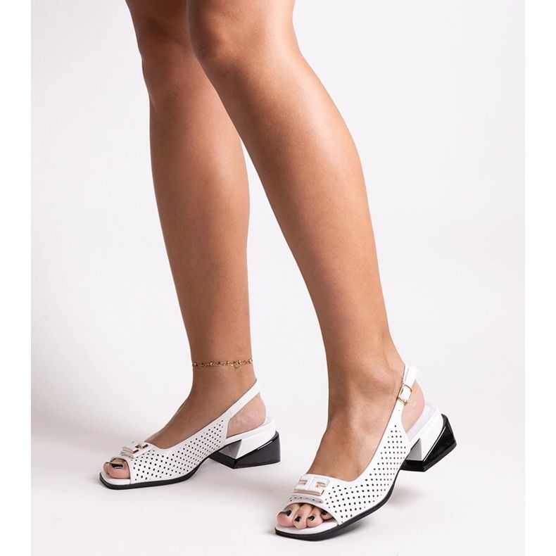 Sandálias perfuradas em um enorme bloco Sajida branco 1