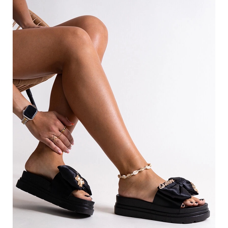 Chinelos enormes pretos com laço e ursinho de pelúcia Izsa 1