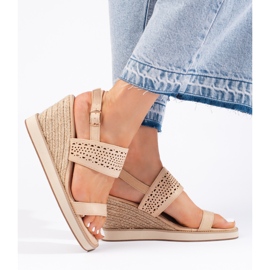 Sandálias femininas bege com cunha 1