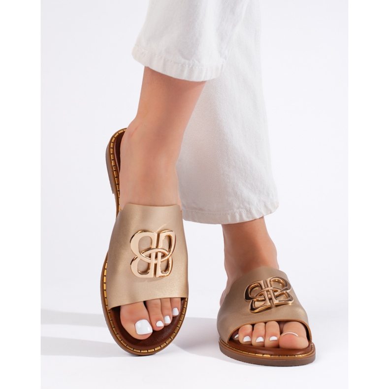 Chinelos femininos dourados com decoração 2