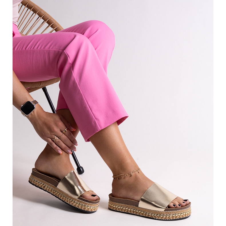 Chinelos dourados com sola decorativa em jasmim 1