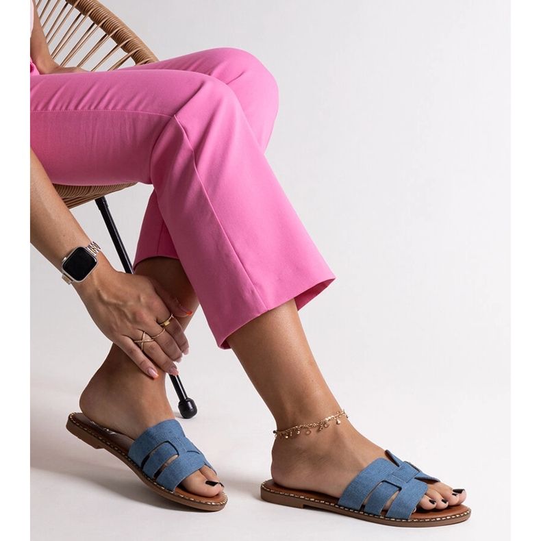 Chinelos azuis confeccionados em couro ecológico Hyiaba azul 1