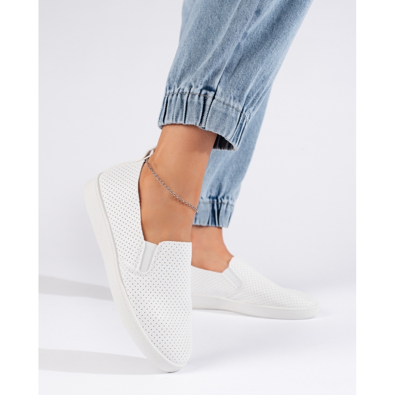 Slip-on feminino com aberturas branco claro 1 Slip-on feminino com aberturas branco claro 1