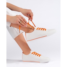 Tênis feminino branco com atacadores laranja 1
