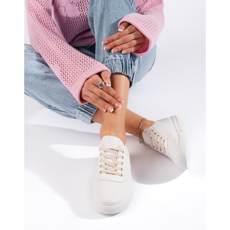 Tênis feminino branco com atacadores bege 1