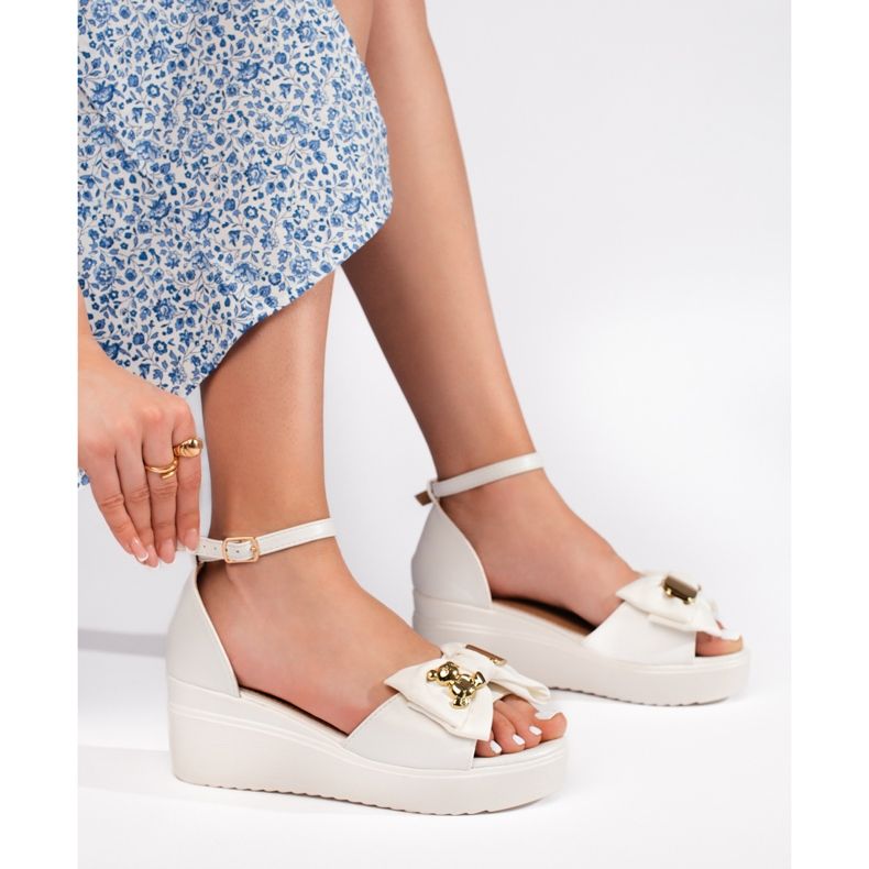 Sandálias femininas brancas de cunha com laço branco 1