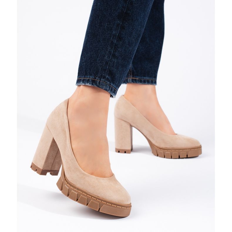Sapatos femininos de camurça bege com salto alto 1
