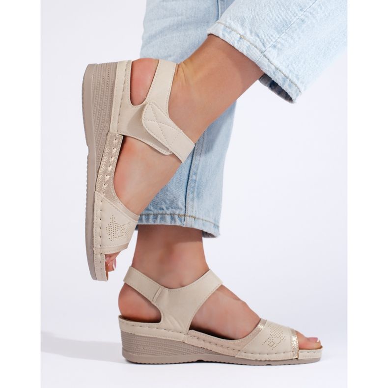 Sandálias de mulher bege com velcro 1