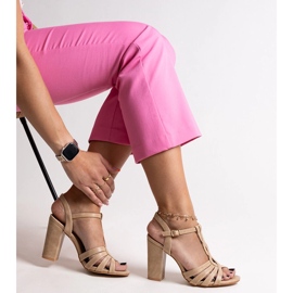 Sandálias bege de salto alto da Mikaii 1