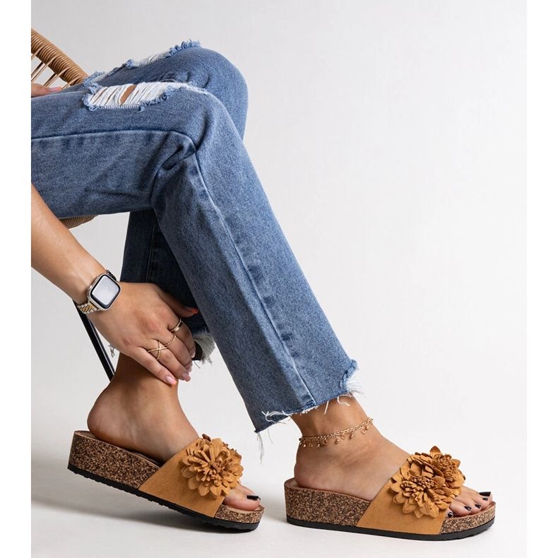 Chinelos caramelo com flores na plataforma Apolonia marrom 1