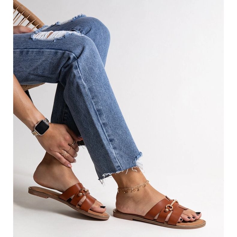 Chinelos marrons com acessórios dourados da Drahomíra marrom 1