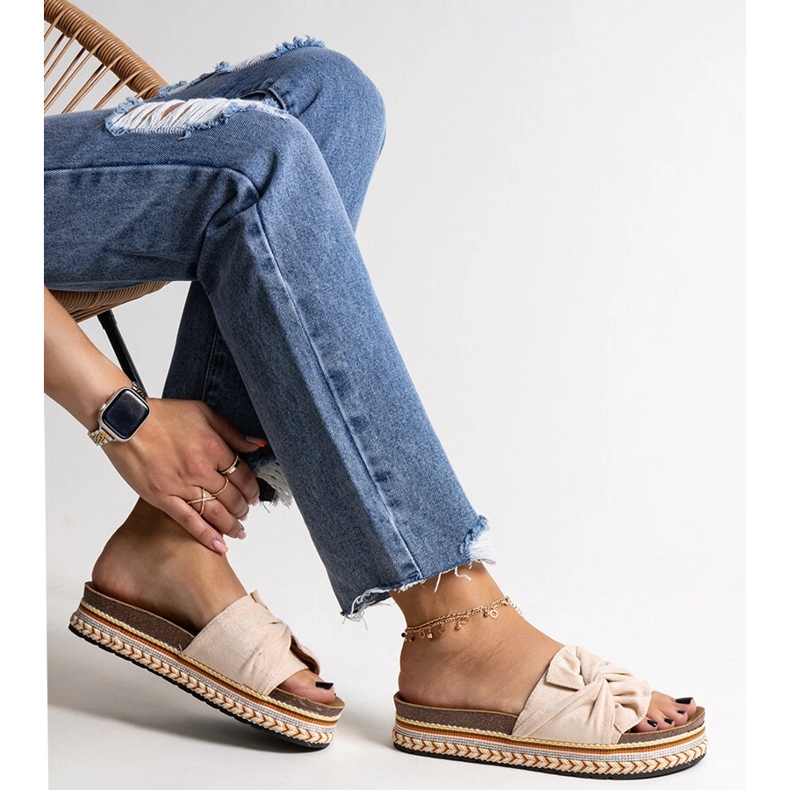 Chinelos enormes bege com sola Nibalie decorativa 1