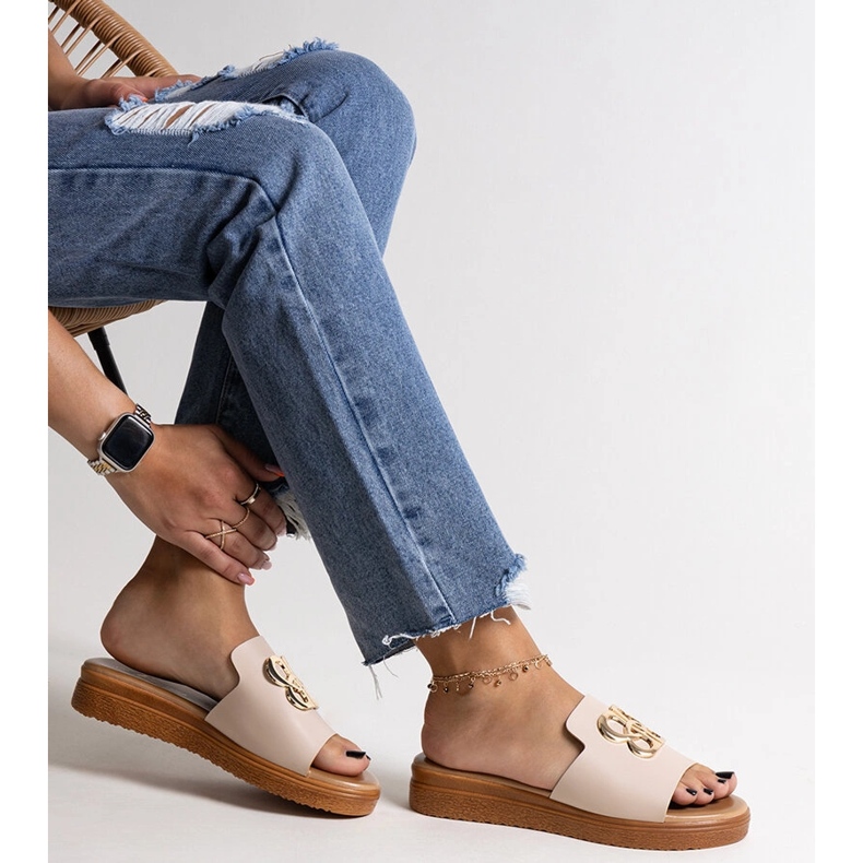 Chinelos bege com fivela decorativa Jinan 1