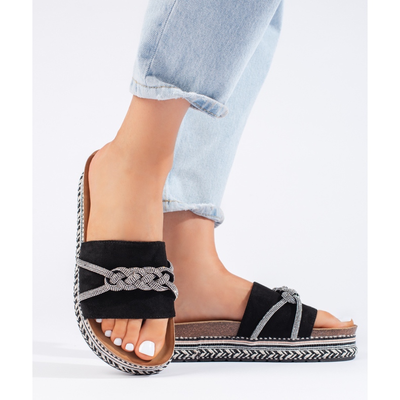 Chinelos pretos na plataforma 2