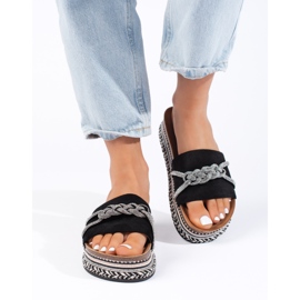 Chinelos pretos na plataforma 1