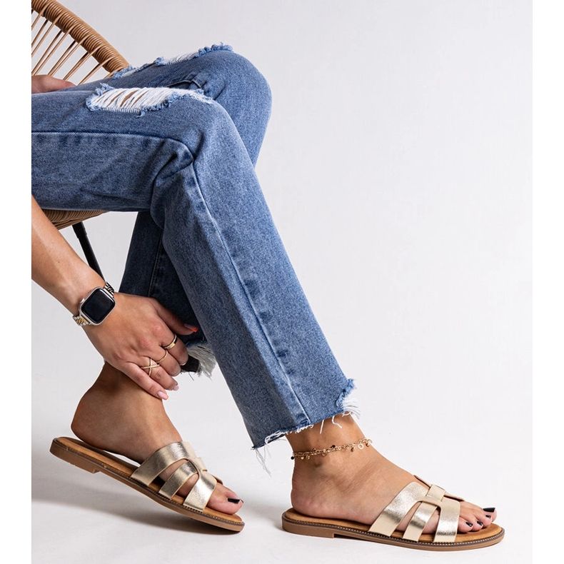 Chinelos clássicos dourados com decoração Umayma 1