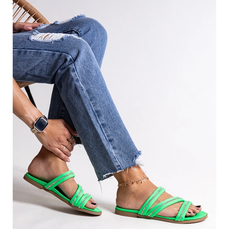 Chinelos verdes com strass da Martinela 1