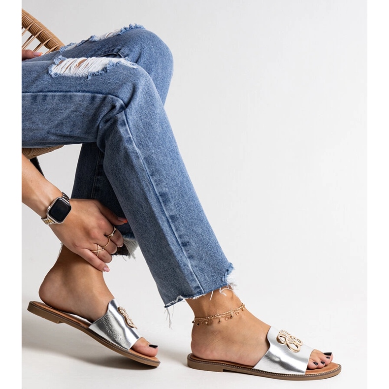 Chinelos prateados com fivela Bera decorativa prata 1